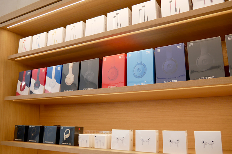 アクセサリーや他社の製品も展示している