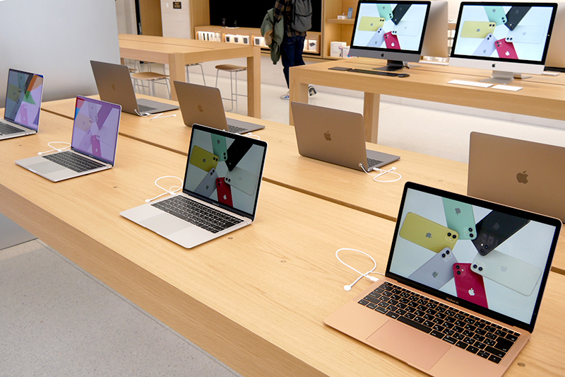 アクセサリーや他社の製品も展示している