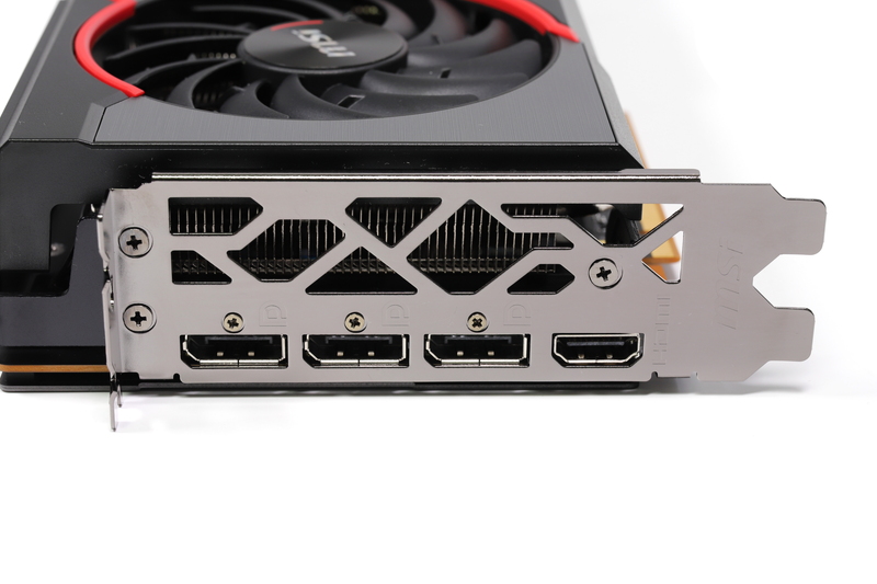 画面出力端子。DisplayPort×3、HDMI×1