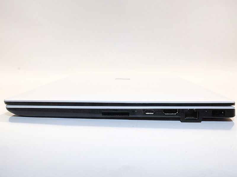 右側面には電源端子、Gigabit Ethernet、HDMI出力、USB 3.1(Type-C)、SDカードスロットを備える。フルサイズのSDカードスロットはデジカメ利用者にはうれしいところ