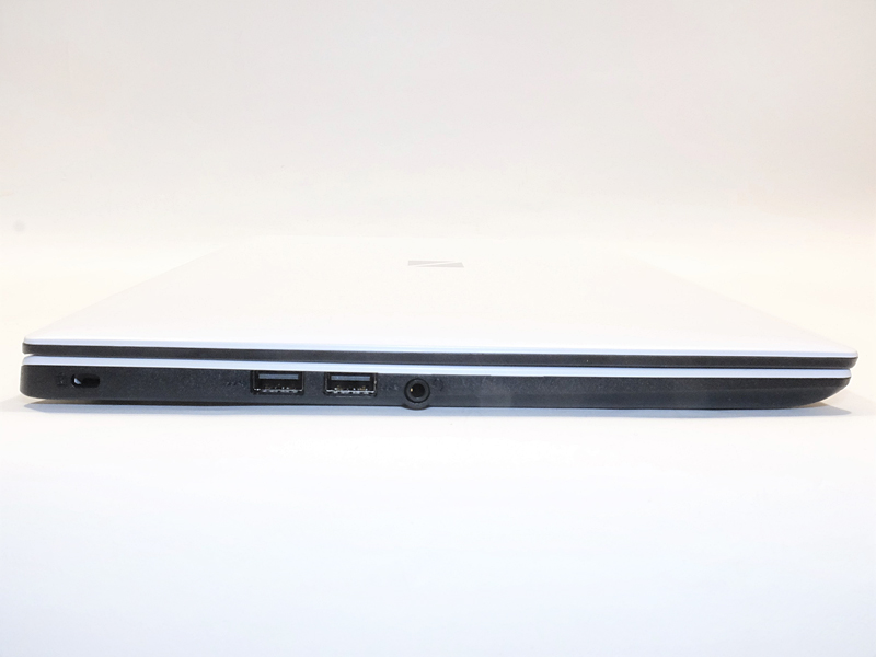 左側面にはUSB 3.0×2、音声入出力を備える