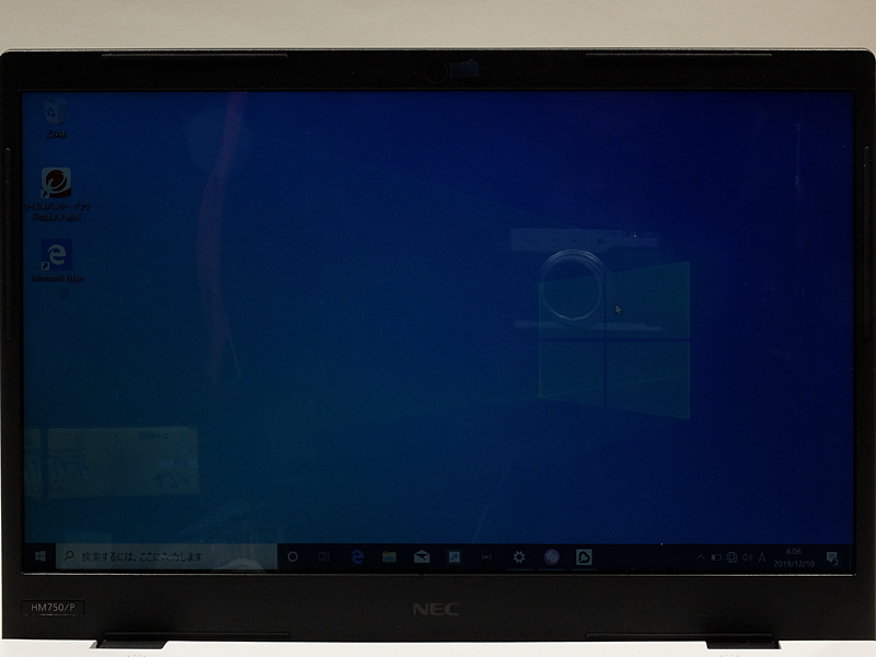 液晶最低輝度。光沢液晶のため、最低輝度に落とすと映り込みが出やすくなる