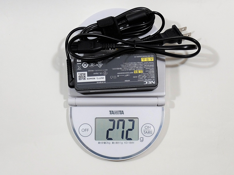 ACアダプタは実測で272g