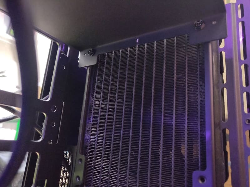 ネジは直径3.5mmのミリネジだ。これで「120mmおよび140mmファン用のネジ穴への取り付けに対応」という表記は、ちょっと語弊があるだろう。少なくとも一般的なファンのネジ穴は5.5mmである