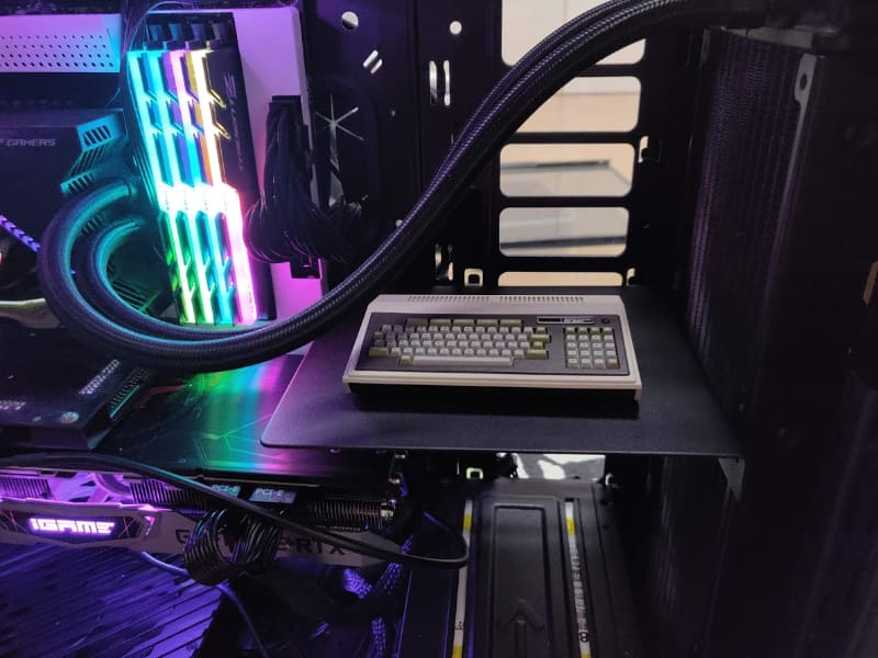 ただの板と言われればそれまでだが……スチール製で剛性はかなり高いのはポイントか