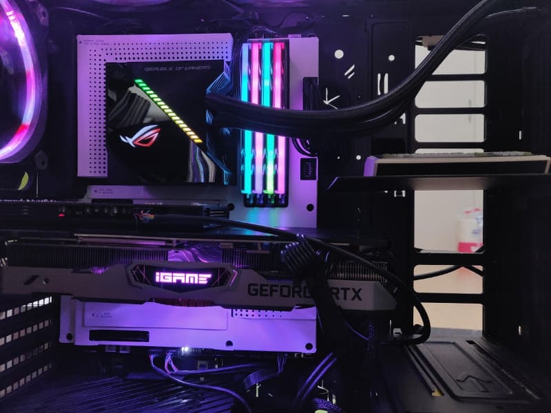 ビデオカードなど、ほかのパーツとの干渉も事前に調べてほしい