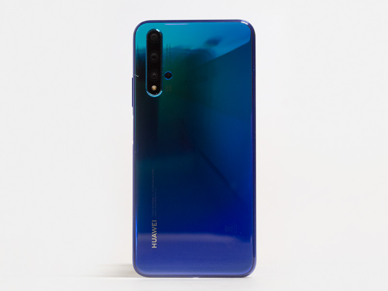 背面。左側にカメラ4つとLEDフラッシュ