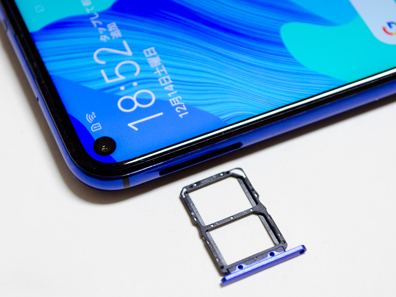 Nano SIMスロット付近。奥がSIM1、手前がSIM2。microSDカードには非対応