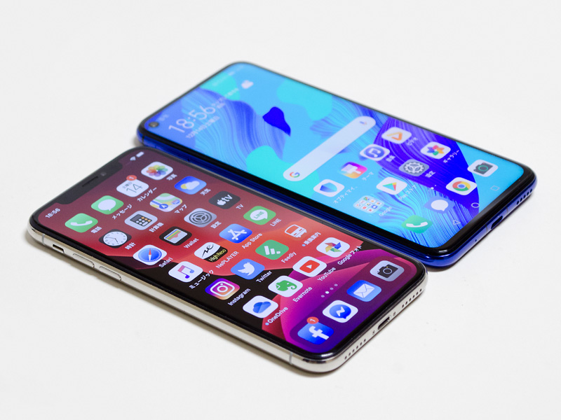 iPhone Xとの比較。縦方向以外、幅も厚みも少しずつ大きい。またコントラストが浅めなのがわかる(どちらも輝度最大)