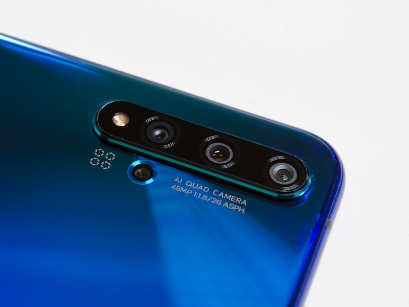 カメラ。右から超広角、広角、深度。下にあるのがスーパーマクロ