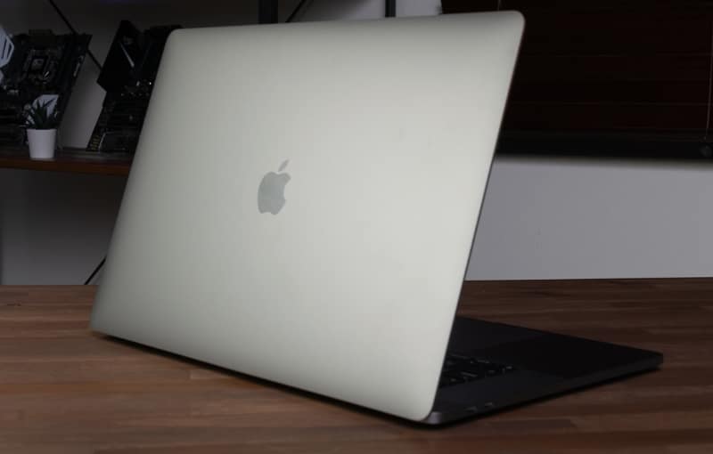 アルミユニボディ(一体成形)は継続使用であるため、全体のデザインエッセンスに変更はない。天板のAppleロゴもそのままだ