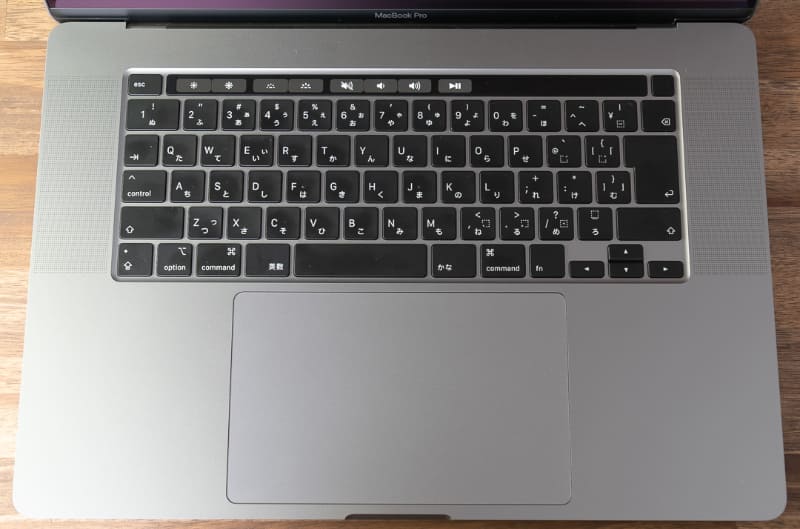 テンキーなし、ファンクションキー部はTouch Barで運用するのが最近のMacBook Proシリーズだが、MacBook Pro 16インチモデルではキーボードの機構そのものに大きな手が入っている