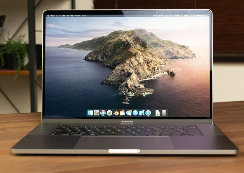 環境光センサーを使い周辺の光の色温度に合わせホワイトバランスを自動的に調整するTrue ToneテクノロジとDCI-P3の色域に対応したRetinaディスプレイが使われている。解像度も向上し、macOSではDCI 2K＋αの情報量を表示できるようになった