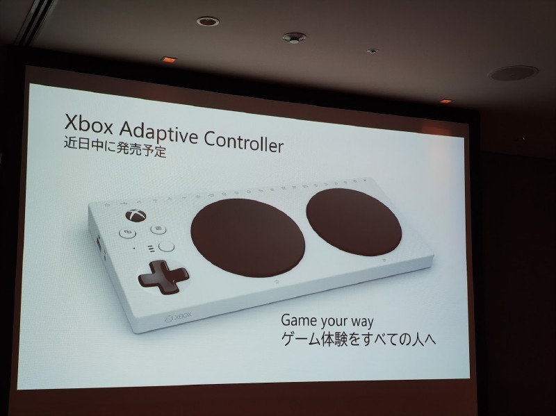 障害者向けのXbox Adaptive Controller。これをハブにしてほかの機器も接続できる