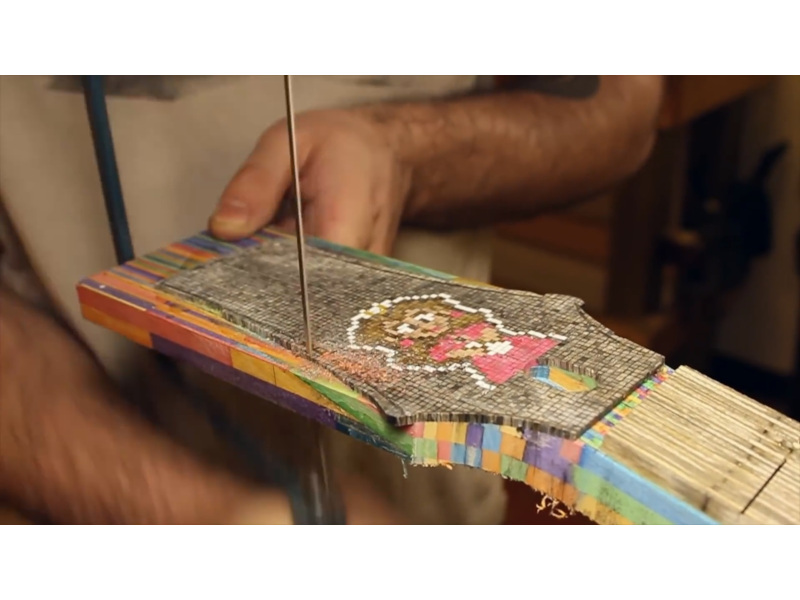 ネックや指板も木の棒から制作