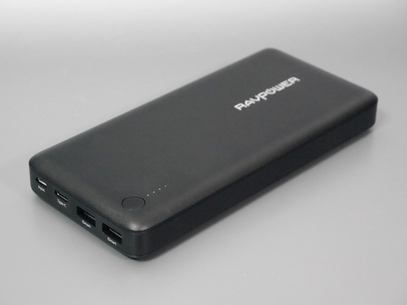 RAVPOWER「RP-PB058」(<a href="https://www.ravpower.jp/shop/battery/large/type-c-large/rp-pb058_bk" class="n" target="_blank">メーカーの製品ページ</a>)<br>容量26,800mAh(99.16Wh)、最大出力30W。Amazon.co.jpでの実売価格は6,999円。ケーブルはUSB Type-Cのほか、Micro USBが2本分付属する。充電器は付属しない