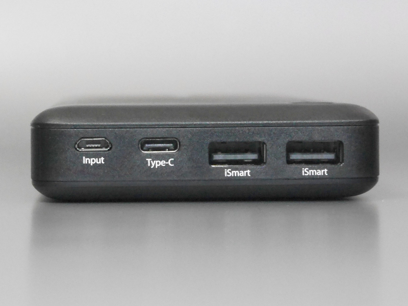 USB Type-C×1(入出力兼用)、USB Type-A×2(出力)のほか、Micro USB×1(入力)を搭載する。入力は最大30W