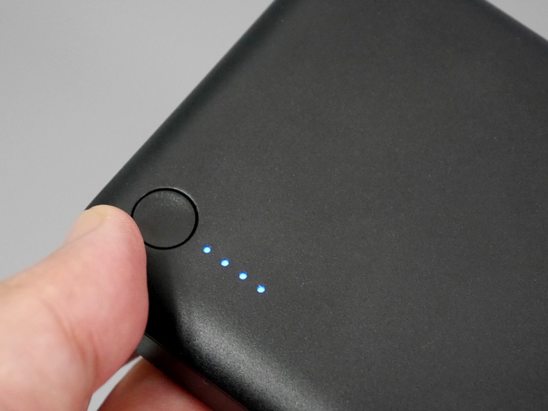 残量は4段階のLEDで表示される。外部デバイスへの接続直後は点灯するが、給電中は消灯する。なおボタン長押しでUSB PDの入出力を強制的に切り替える機能を備える