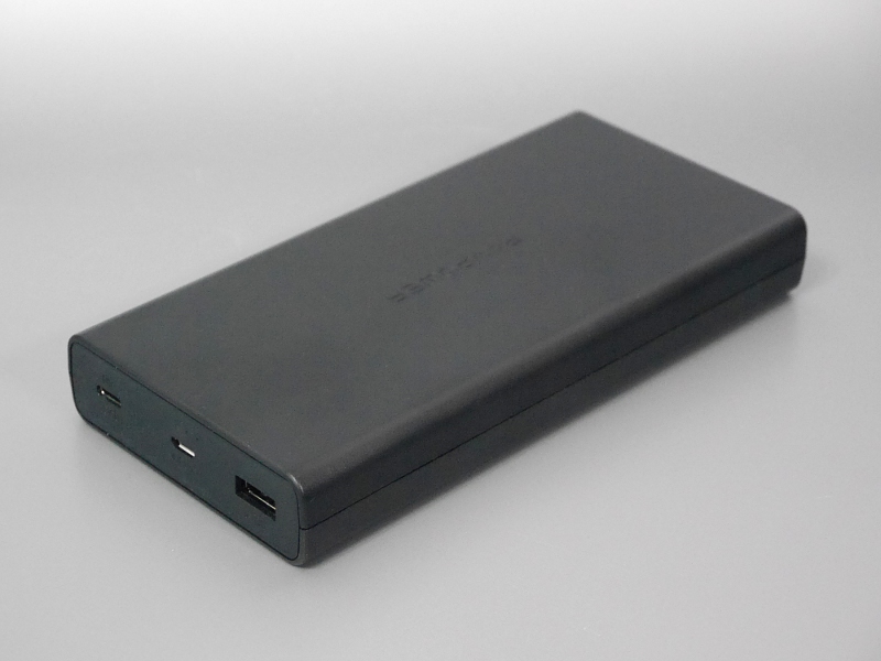 RAVPOWER「RP-PB159」(<a href="https://www.ravpower.jp/shop/battery/large/type-c-large/rp-pb159_bk" class="n" target="_blank">メーカーの製品ページ</a>)<br>容量20,100mAh(72.36Wh)、最大出力45W。Amazon.co.jpでの実売価格は7,599円。Type-Cケーブル×1のほか、Micro USBケーブル×1が付属する。充電器は付属しない
