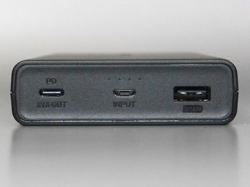 USB Type-C×1(入出力兼用)、USB Type-A×1(出力)のほかMicro USB×1(入力)を搭載する。入力は最大30Wと、今回紹介するなかで唯一、最大出力よりも値が小さい。またType-Aが1ポートしかないのも本製品のみ