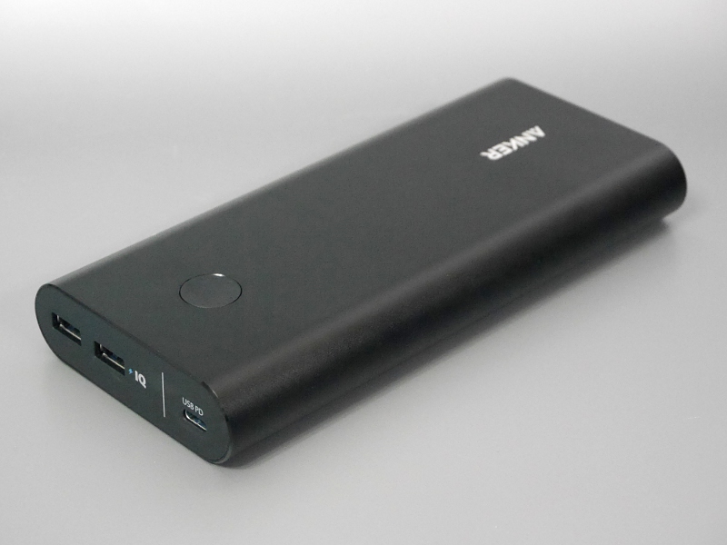 Anker「PowerCore+ 26800 PD」(<a href="https://www.ankerjapan.com/item/B1375.html" class="n" target="_blank">メーカーの製品ページ</a>)<br>容量26,800mAh(96.48Wh)、最大出力30W。Amazon.co.jpでの実売価格は9,999円。Type-Cケーブル×1のほか、Micro USBケーブル×1、最大出力30Wの充電器×1が付属する。後述する「PowerCore+ 26800 PD 45W」と外観などは同じだが最大出力が異なる