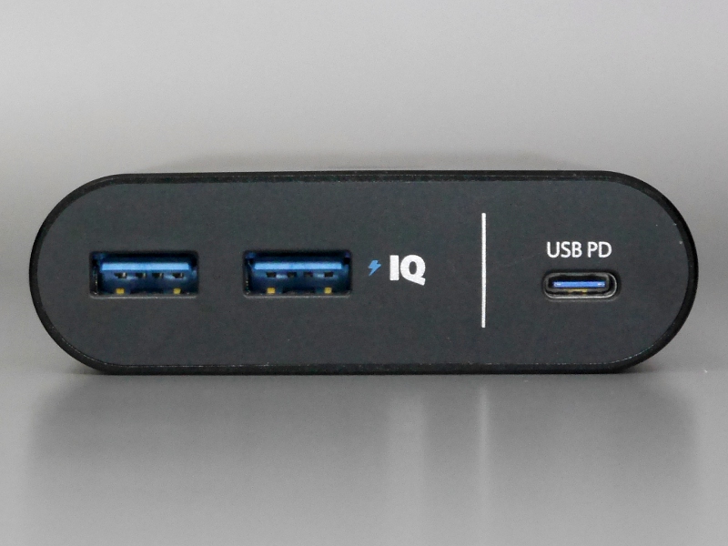 USB Type-C×1(入出力兼用)、USB Type-A×2(出力)を搭載する。入力は最大30W
