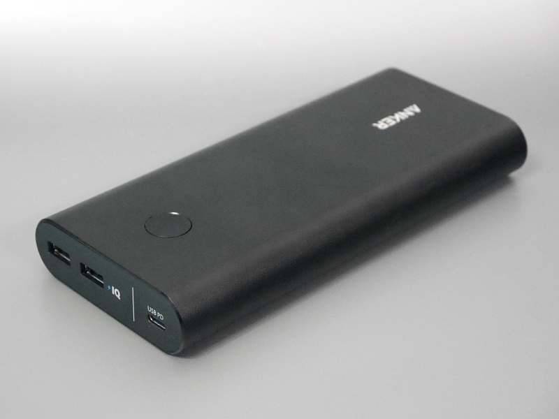 Anker「PowerCore+ 26800 PD 45W」(<a href="https://www.ankerjapan.com/item/B1376.html" class="n" target="_blank">メーカーの製品ページ</a>)<br>容量26,800mAh(97.28Wh)、最大出力45W。Amazon.co.jpでの実売価格は9,999円。Type-Cケーブル×1のほか、最大出力60Wの充電器×1が付属する。前出の「PowerCore+ 26800 PD」とそっくりだが最大出力はこちらが大きい