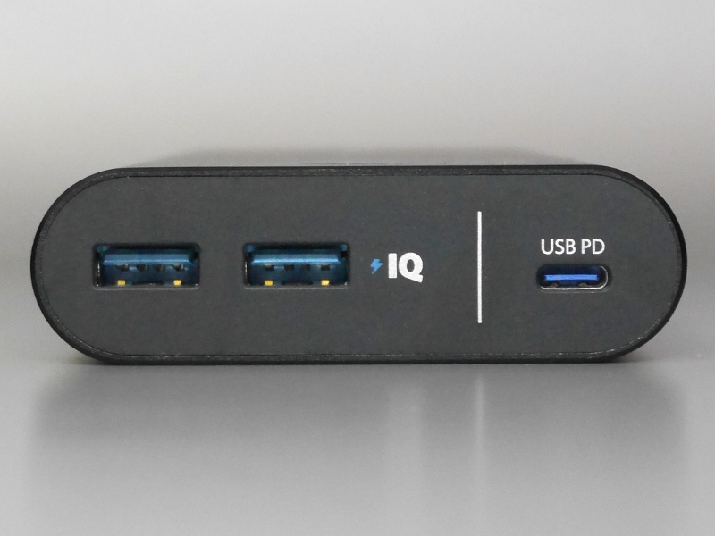 USB Type-C×1(入出力兼用)、USB Type-A×2(出力)を搭載する。入力は最大45W