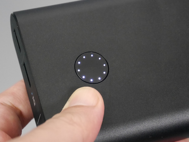 残量は10段階のLEDで表示される。外部デバイスへの給電中は点灯したままとなる。ちなみに同型の「PowerCore+ 26800 PD」に比べ、LEDの輝度が改善され見やすくなっている