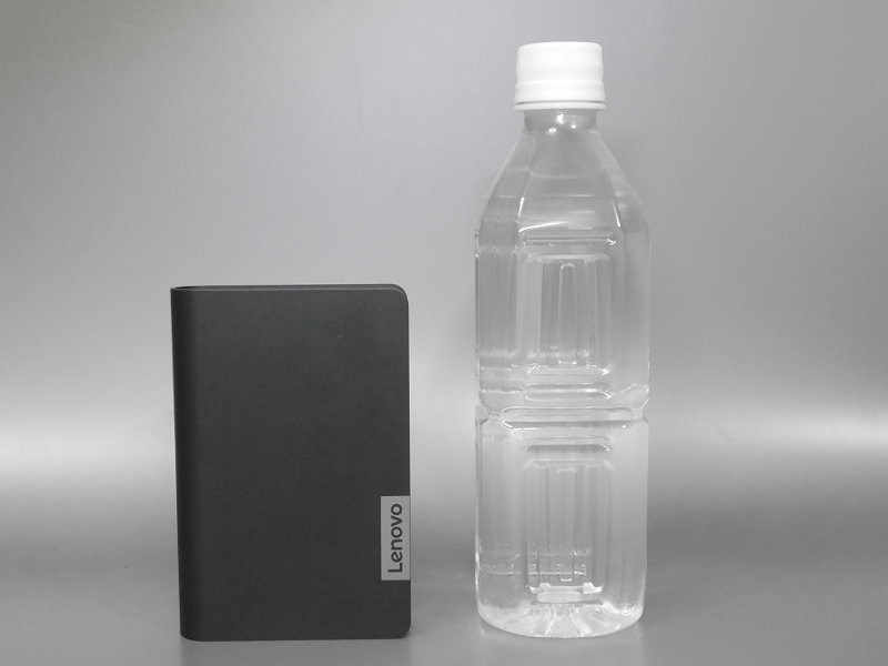 500mlペットボトルとのサイズ比較。重量の実測値は301g