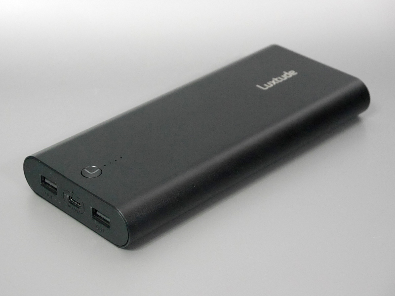 Luxtude「PowerRapid 26800 PD」(<a href="https://www.facebook.com/Luxtude1" class="n" target="_blank">メーカーの製品ページ</a>)<br>容量26,800mAh(96Wh)、最大出力45W。Amazon.co.jpでの実売価格は8,799円。Type-Cケーブル×1のほか、最大出力60W(PPS対応)の充電器×1が付属する