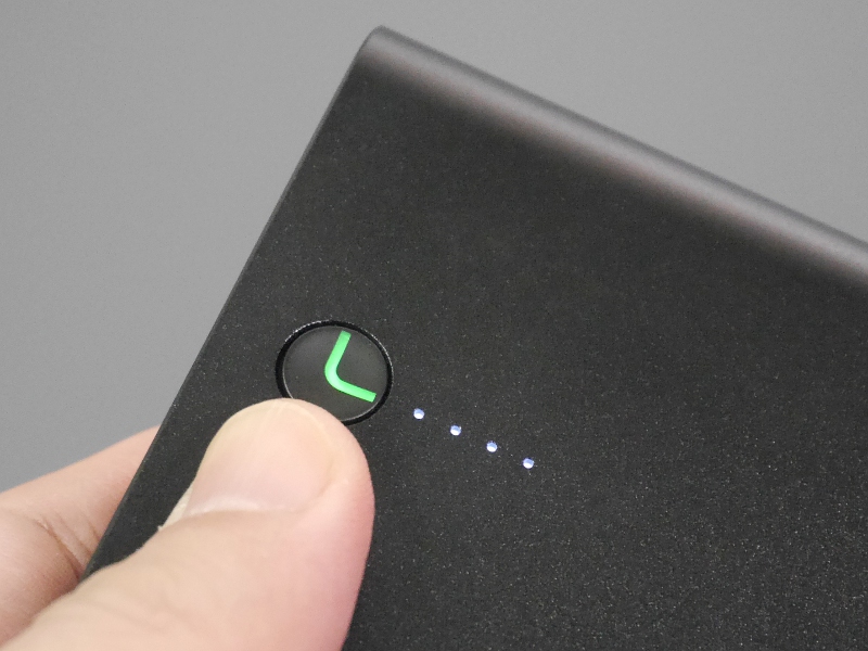 残量は4段階のLEDで表示される。外部デバイスへの給電中は点滅するのでわかりやすい