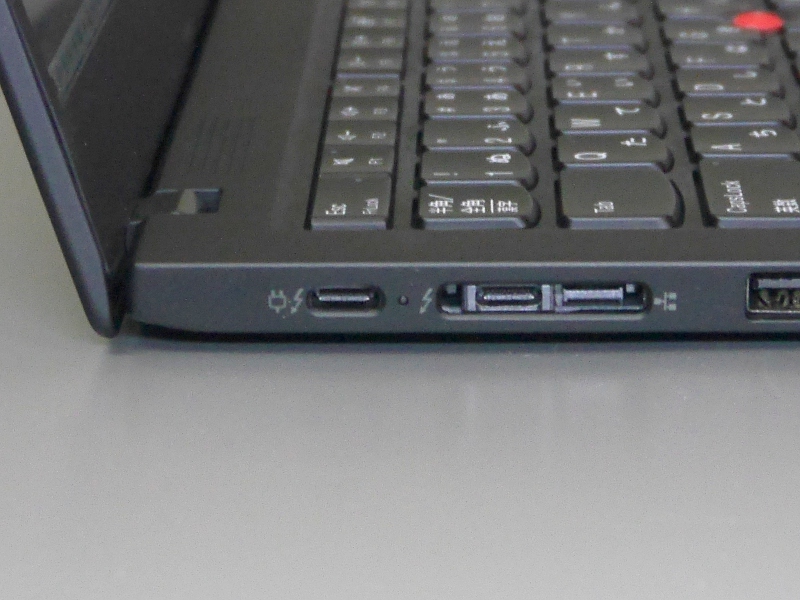 左側面にUSB Type-Cポート×2(右側はドッキングコネクタと一体化)を搭載。今回は左側のポートに接続して検証している