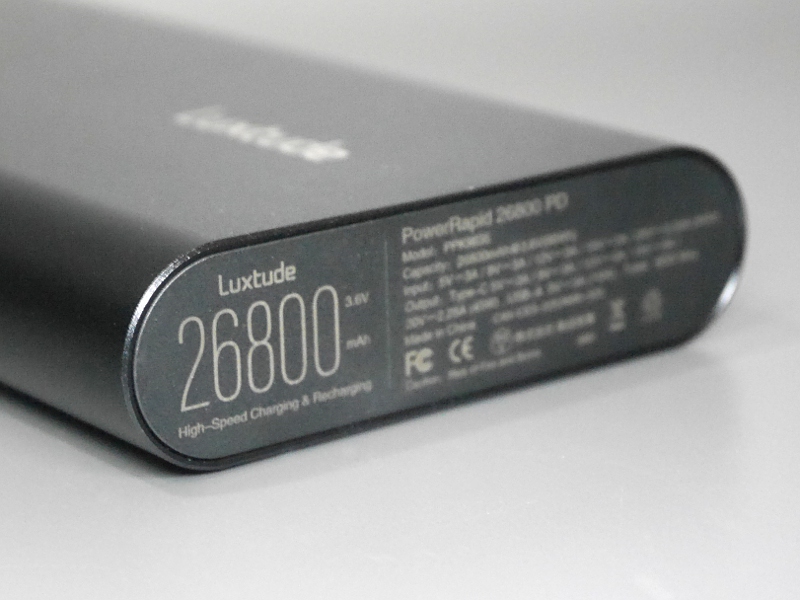 複数製品に見られる26,800mAhという容量は、多くの場合、国内線で手荷物として持ち込めるワット時定格量(100Wh以下)ギリギリのサイズにあたる