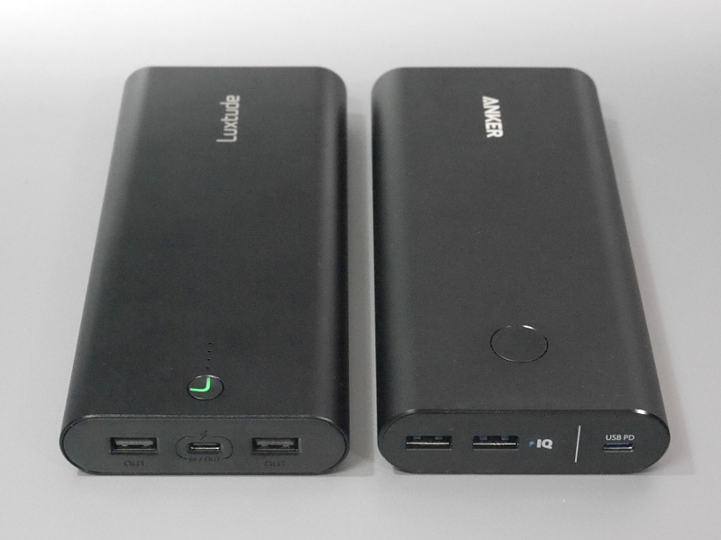 ベストチョイスのLuxtude「PowerRapid 26800 PD」(左)、セカンドチョイスのAnker「PowerCore+ 26800 PD 45W」(右)。形状は酷似しているが、Luxtude製品のほうがわずかに薄い