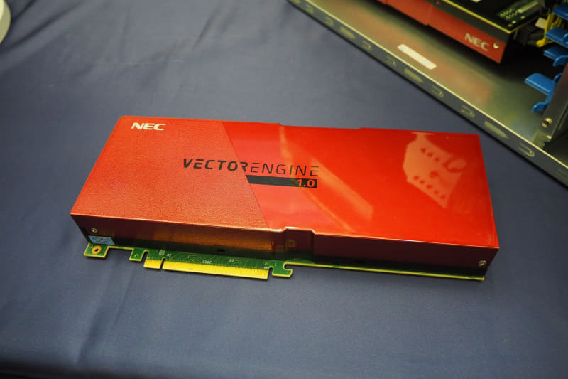 SX-Aurora TSUBASAでは、この赤いユニット「ベクトルエンジン」で、ベクトル演算を行なう。ベクトルエンジンには8コアのベクトルプロセッサが搭載されており、2.45TFlopsの演算性能を誇る