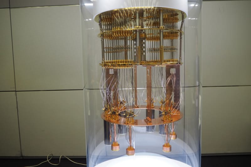 NECがNEDOやAISTなどと共同開発中の量子アニーリングマシンのモックアップ。上半分が希釈冷凍機の一部分で、下半分が0K近くに保たれる量子アニーリングマシンのコアである