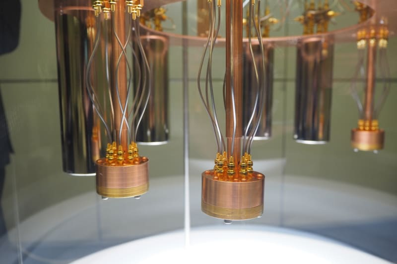 コア部分のアップ。2023年の実用化に向けて、1つの量子デバイスでより多くの量子ビットの実現を目指す