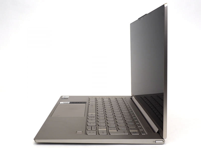 基本的には直線的なデザインで、スラッシュカット部分もなかなか美しい仕上がり