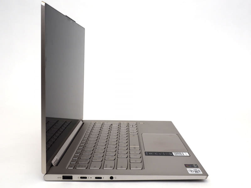 基本的には直線的なデザインで、スラッシュカット部分もなかなか美しい仕上がり