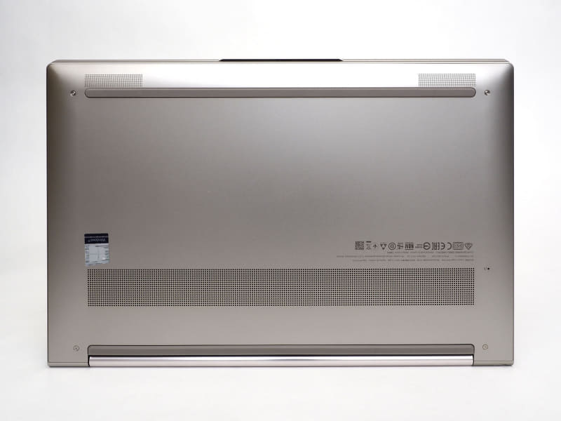 底面はシンプルでフラットなデザインで、上下にゴム足がある。後部寄りには給気口、前寄り底部にウーファ用と思われるパンチ穴がある。