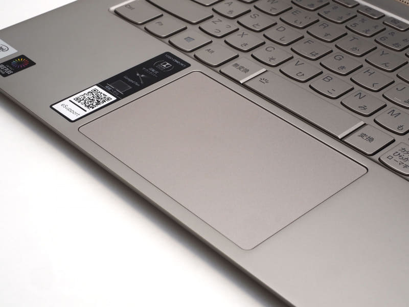 タッチパッドは105×70mmで比較的大き目