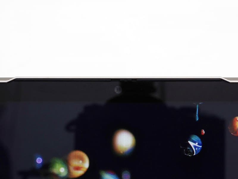 狭額縁だが、Webカメラ部分だけ少し上に出っ張ったデザイン