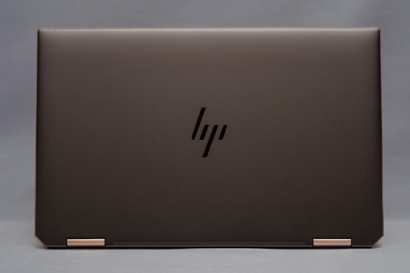 天板。直線的なデザインは従来モデルを踏襲しつつ、フットプリントは307×194.5mm(幅×奥行き)と大幅な小型化を実現