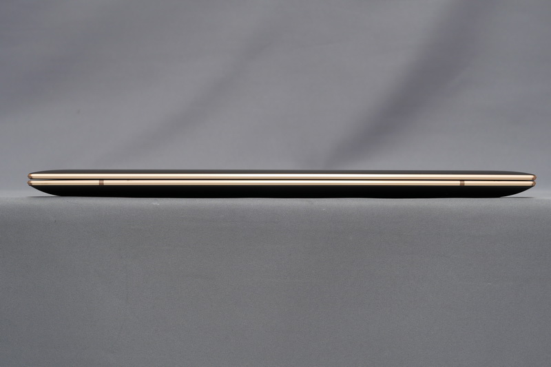 本体正面。従来モデル同様。側面は鋭角に切り落とされた「エメラルドカット」デザインとなっており、宝飾品のような高級感が感じられる