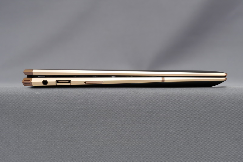 左側面。高さは16～18.5mmと、従来モデルより厚くなった