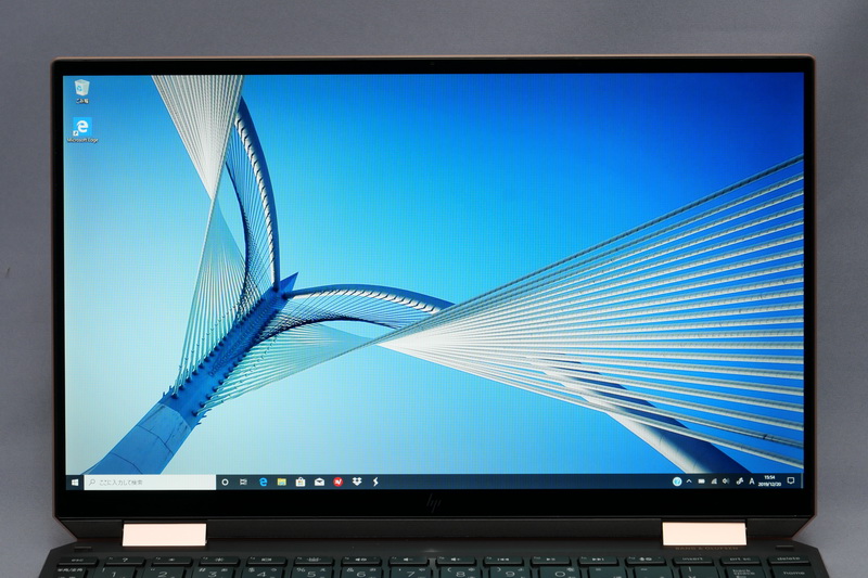 フルHD表示対応の13.3型IPS液晶を採用。3辺狭額縁仕様で画面占有率は90％に達している。また10点マルチタッチ対応のタッチ操作とペン入力にも対応する