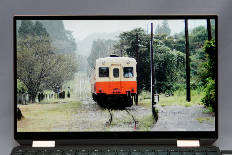 パネルの種類はIPS。広視野角で発色も鮮やか。表面は光沢仕様ながらARコーティングで反射が低減されており、光沢液晶としては写り込みが少ないのも特徴