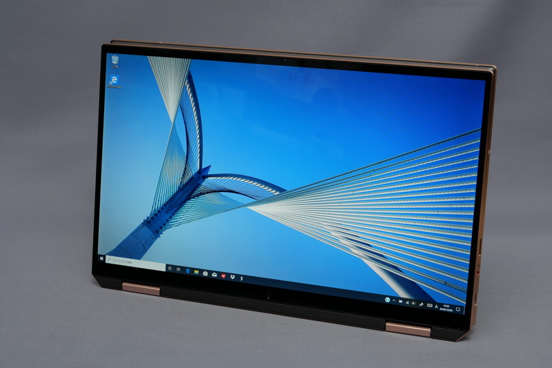 ディスプレイは360度開閉する2in1仕様。クラムシェルスタイル、テント、スタンド、タブレットの4形状で利用できる