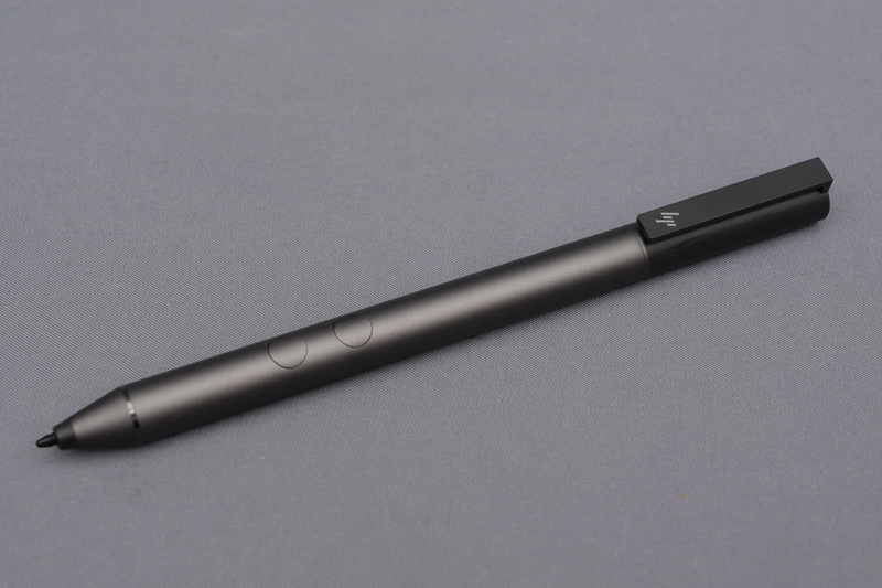 Microsoft Penプロトコル対応のSprctreアクティブペン。1,024段階の筆圧検知に対応する標準的なペンだ